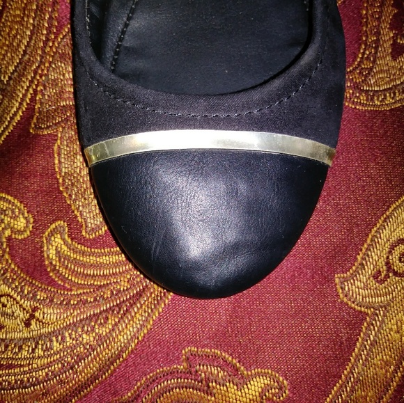 Flats💛 - Picture 2 of 7